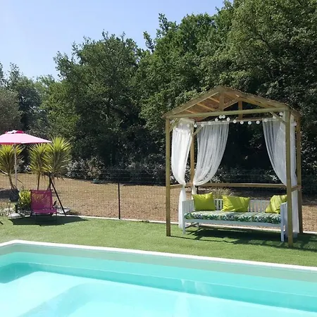 Au Charme De Pepiole Bed & Breakfast 4*