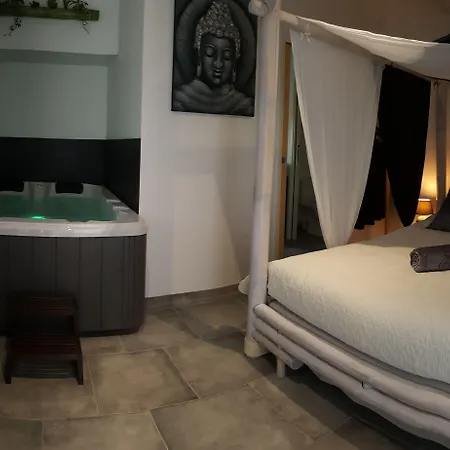 Au Charme De Pepiole Bed & Breakfast 4*