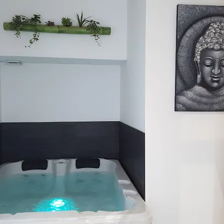 Au Charme De Pepiole Bed & Breakfast 4*